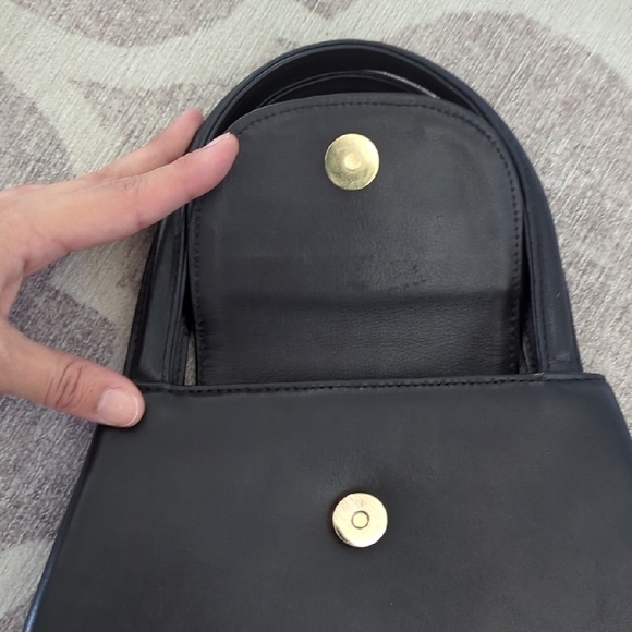 Vintage Soft Black Leather Minimalist Hand Bag with Structured Design - Picture 2 of 6